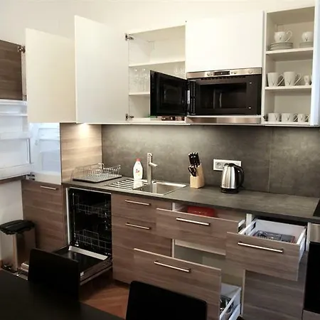 Spacious Designer דירה
